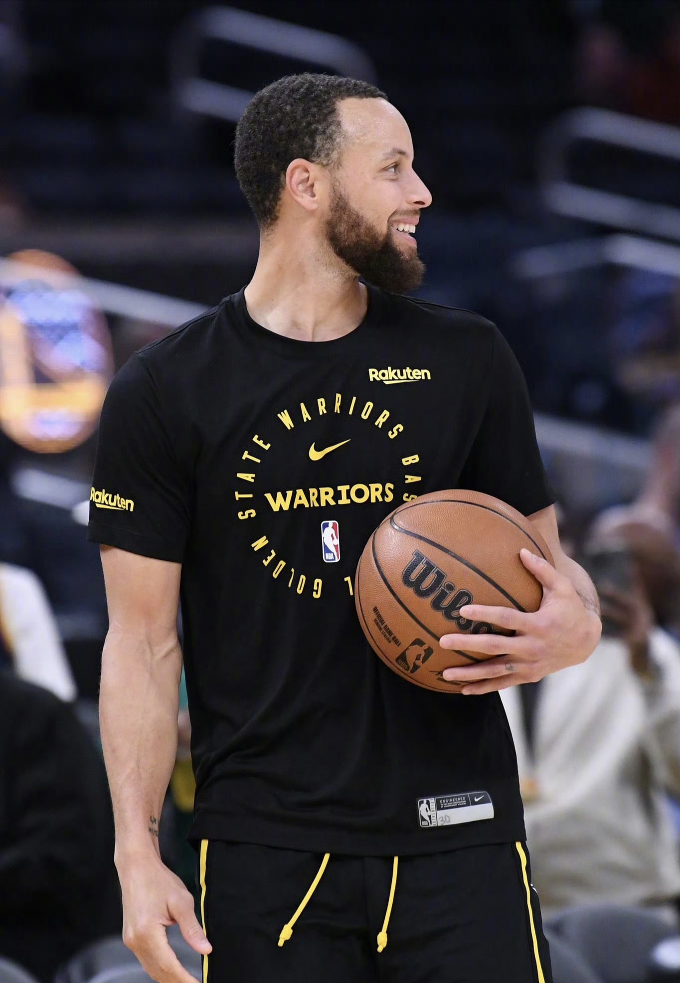 爱游戏官网-库里在TL比赛中重要助攻，重返赛场引发热议！-爱游戏官网